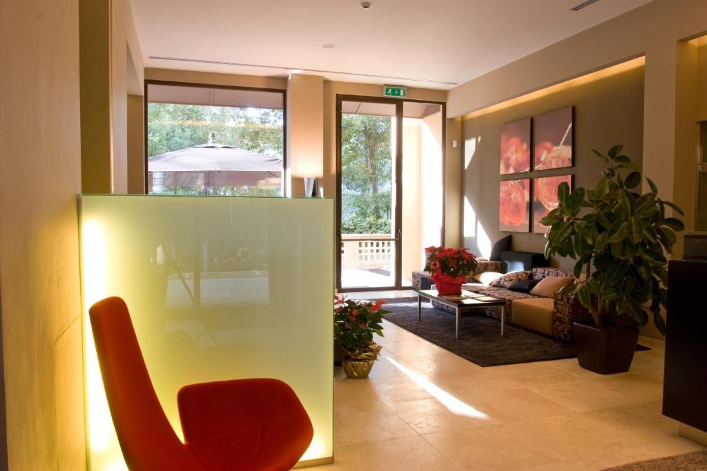 Unahotels Villa Dei Platani Foligno Eksteriør bilde
