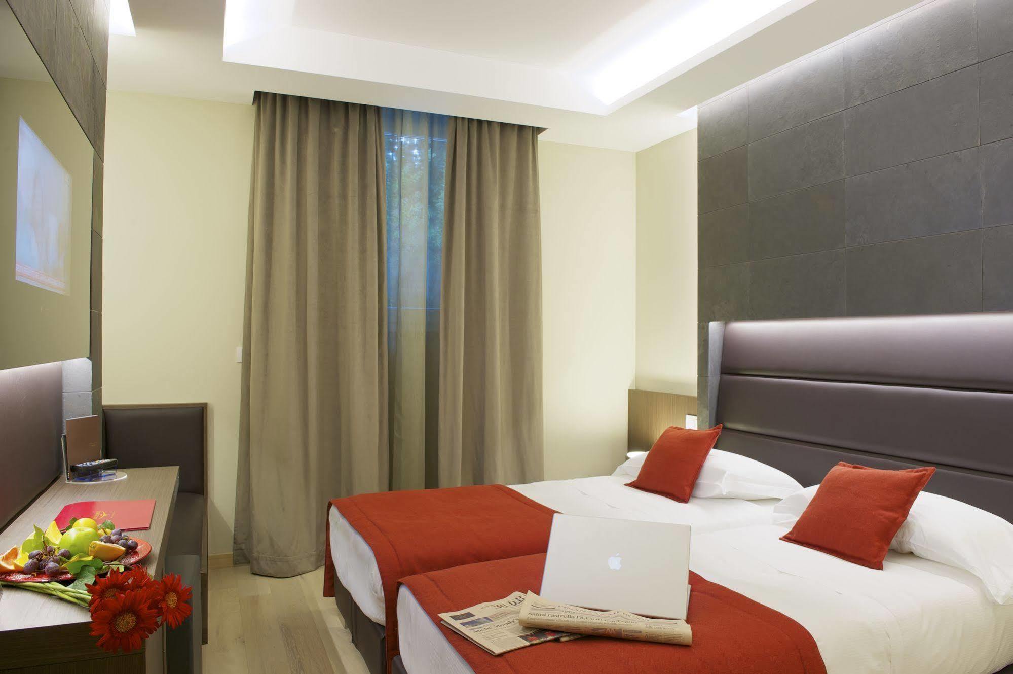 Unahotels Villa Dei Platani Foligno Eksteriør bilde